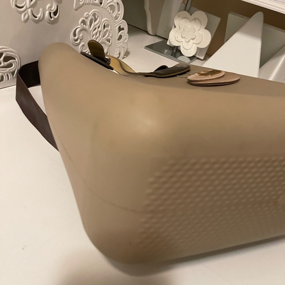 long shape O bag in good condition no scratch or any other damage fits a lot. - Picture 14 of 16